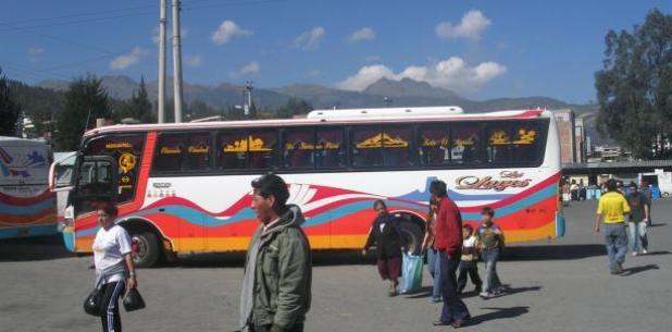 Un bus à la gare routière d'Otavalo