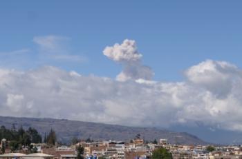 Riobamba et le Tunguragua en éruption