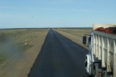 La route est droite et la pente est faible