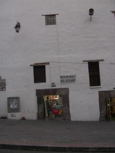 Un magasin incrusté